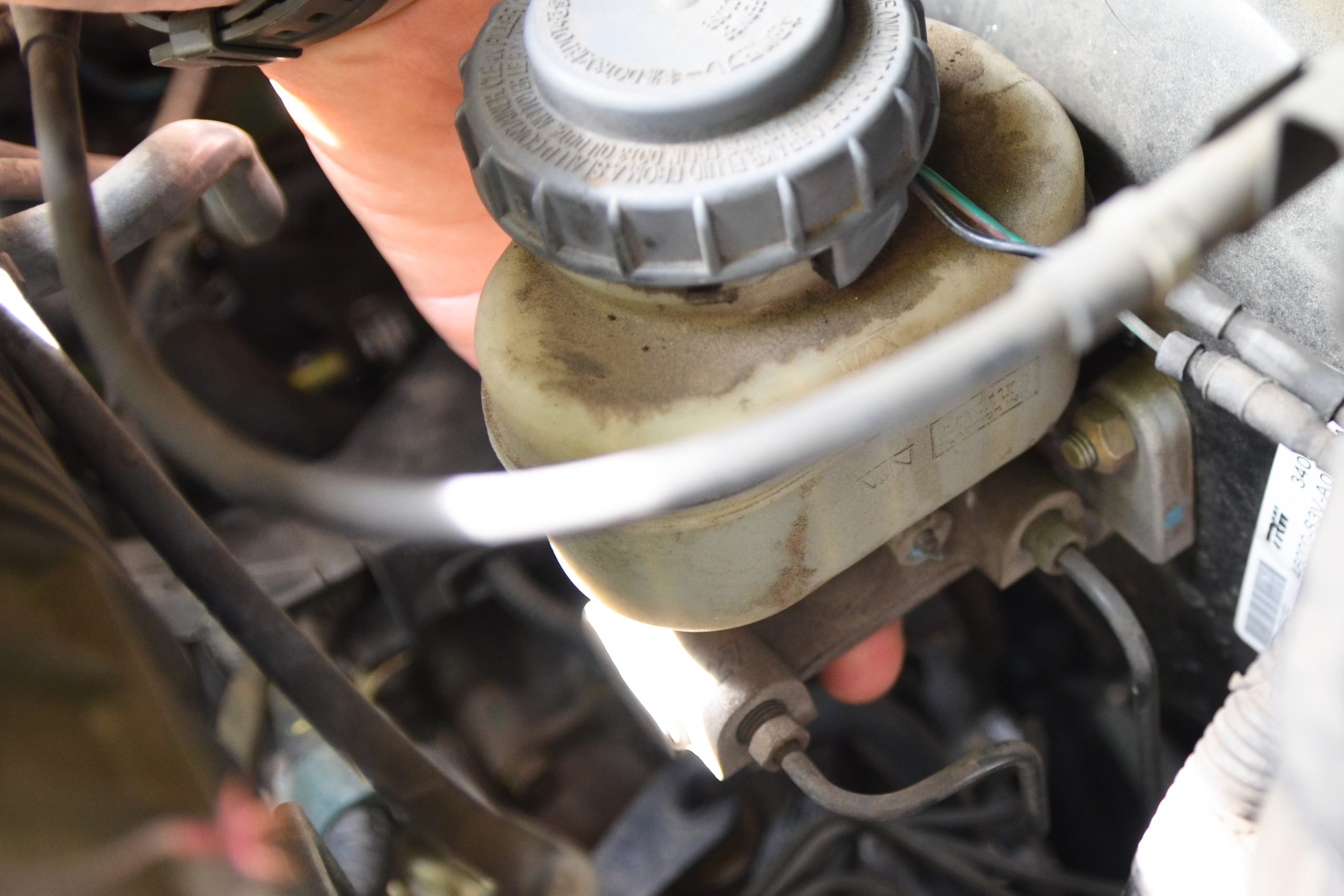 How to Bleed the Master Cylinder Without Removing it From a Car